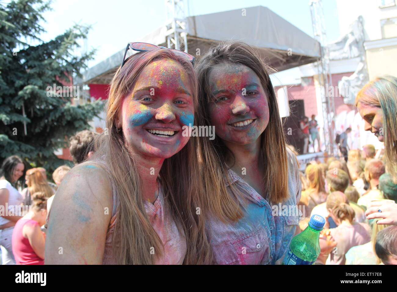 zwei junge Mädchen mit aufgemalten Gesichtern auf heilige Farbe Fest, 7., lächelnd 2015, Minsk, Belarus Stockfoto