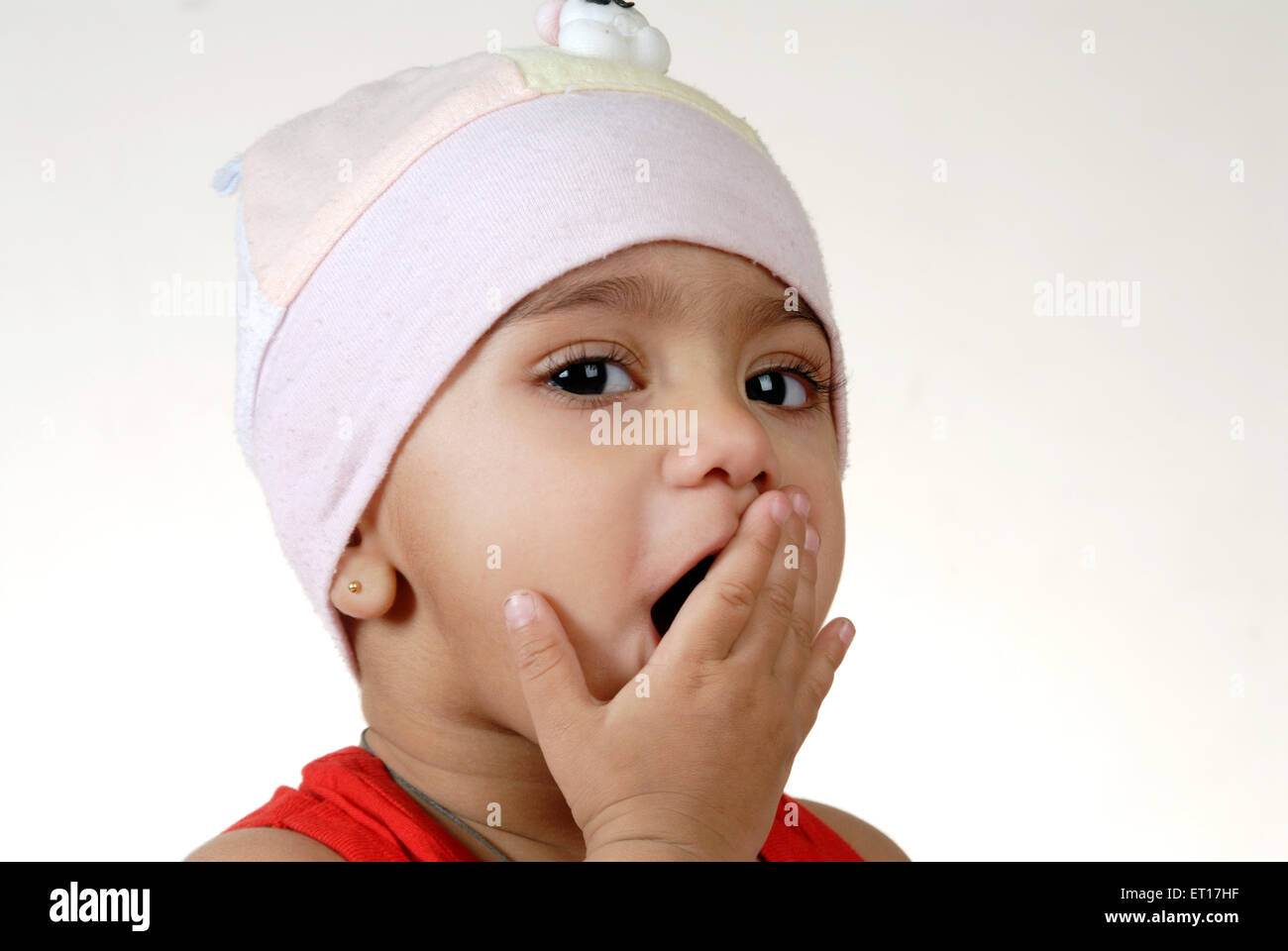 Indische baby boy Gähnen die Hand auf den Mund Indien Herr Nr. 512 Stockfoto