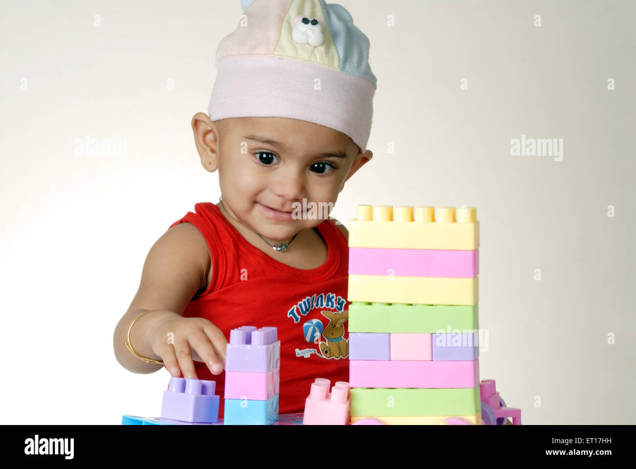 Indisches Kind Baby Junge spielt Kunststoff puzzle Spielzeug Spiel Bausteine - Herr Nr. 512-Rmm150193 Stockfoto
