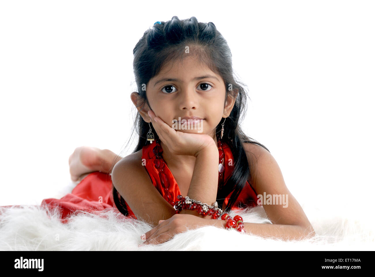 Indische Baby Mädchen Kind Bauch Magen das Tragen der roten Kleid Hand am Kinn weißen Hintergrund Herr #736 m-Rmm 151195 Stockfoto