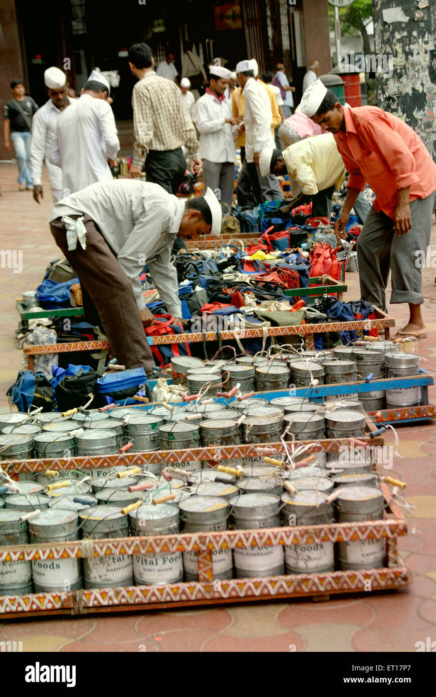 Tiffinwala Dabbawala deliveryman mit Lunch-Boxen; Bombay; Mumbai; Maharashtra; Indien; Asien Stockfoto
