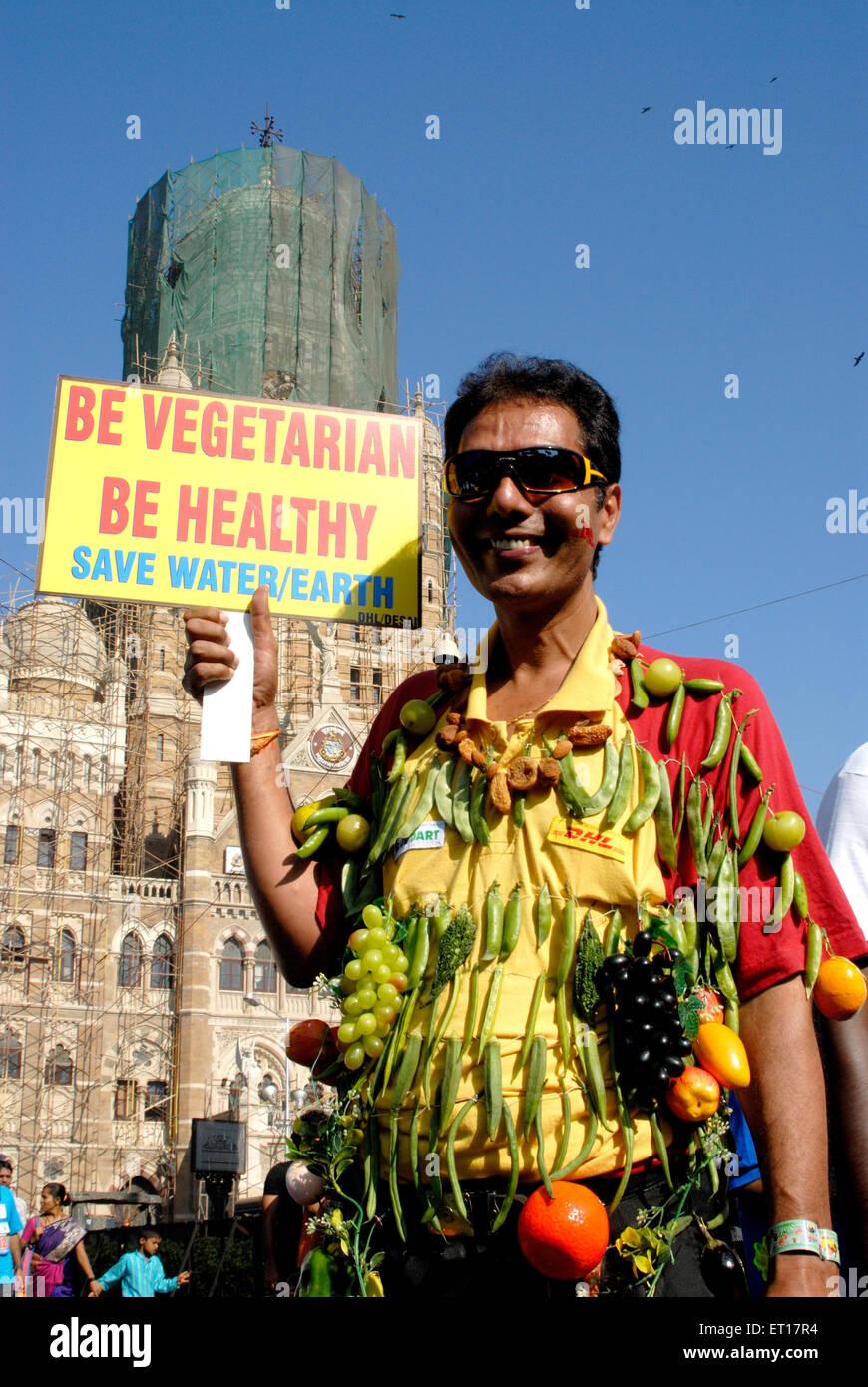 Inder tragen Früchte und Gemüse mit Zeichen vor der Renovierung BMC Gebäude Mumbai Maharashtra Indien - HERR Nr. 781 V - RMM 178059 Stockfoto