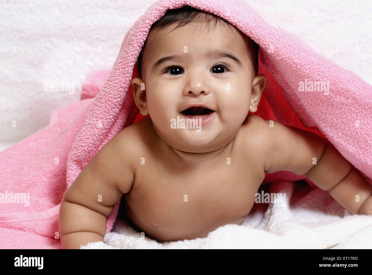 Baby Boy Abdeckung Kopf mit einem rosa Handtuch Indien Asien Herr #364 Stockfoto