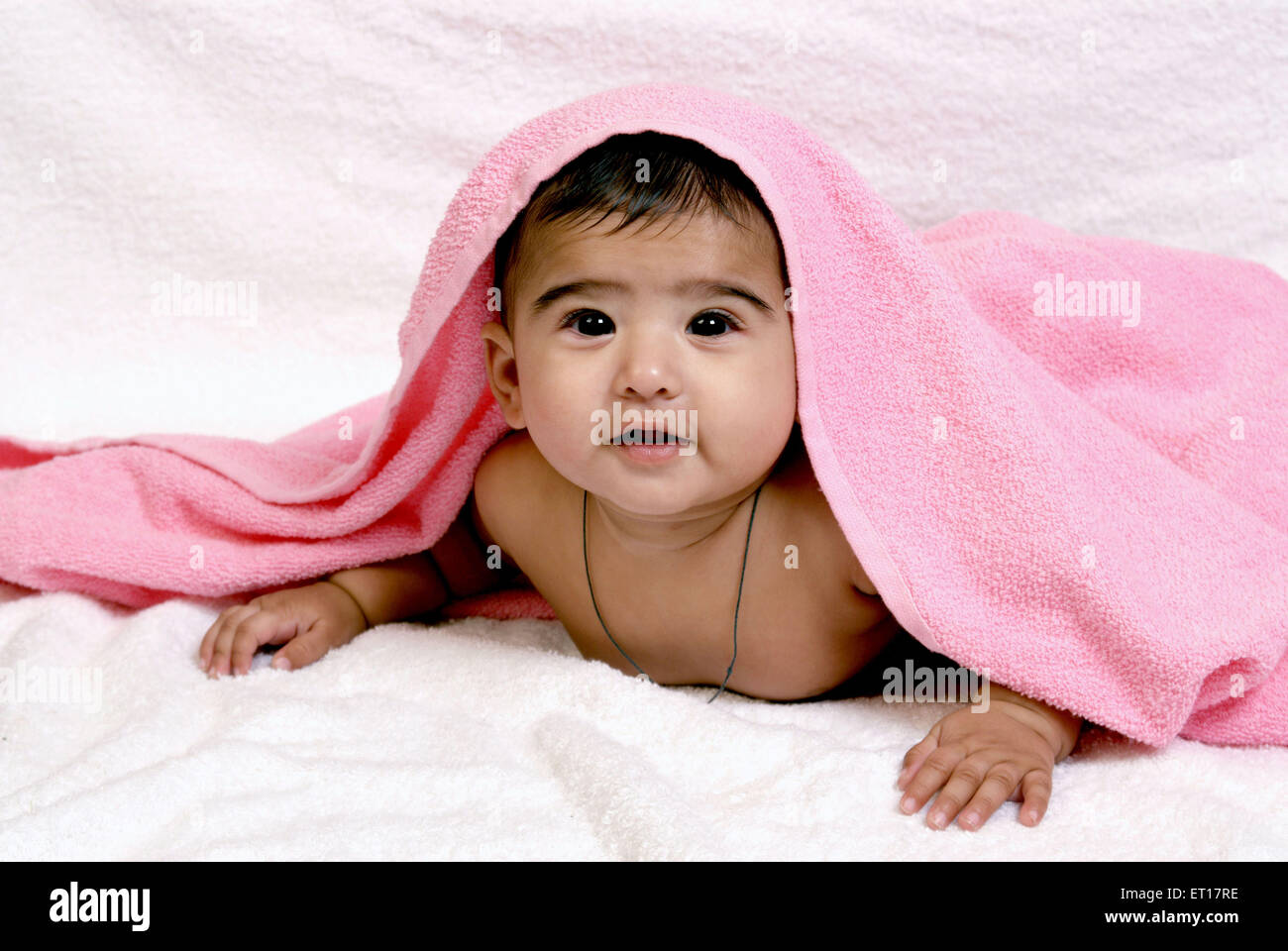 Baby Boy Abdeckung Kopf mit einem rosa Handtuch Indien Asien Herr #364 Stockfoto