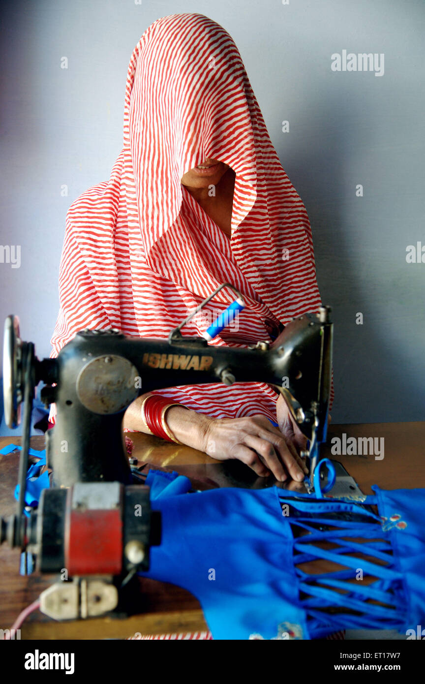 Frau in ghunghat Schleier nähen Kleid an Hand Nähmaschine HERR #784 ein Stockfoto