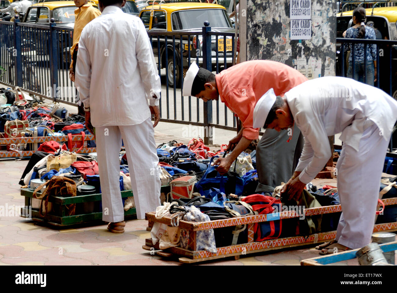 Tiffinwala Dabbawala deliveryman arrangiert Lunchboxen; Bombay; Mumbai; Maharashtra; Indien; Asien Stockfoto