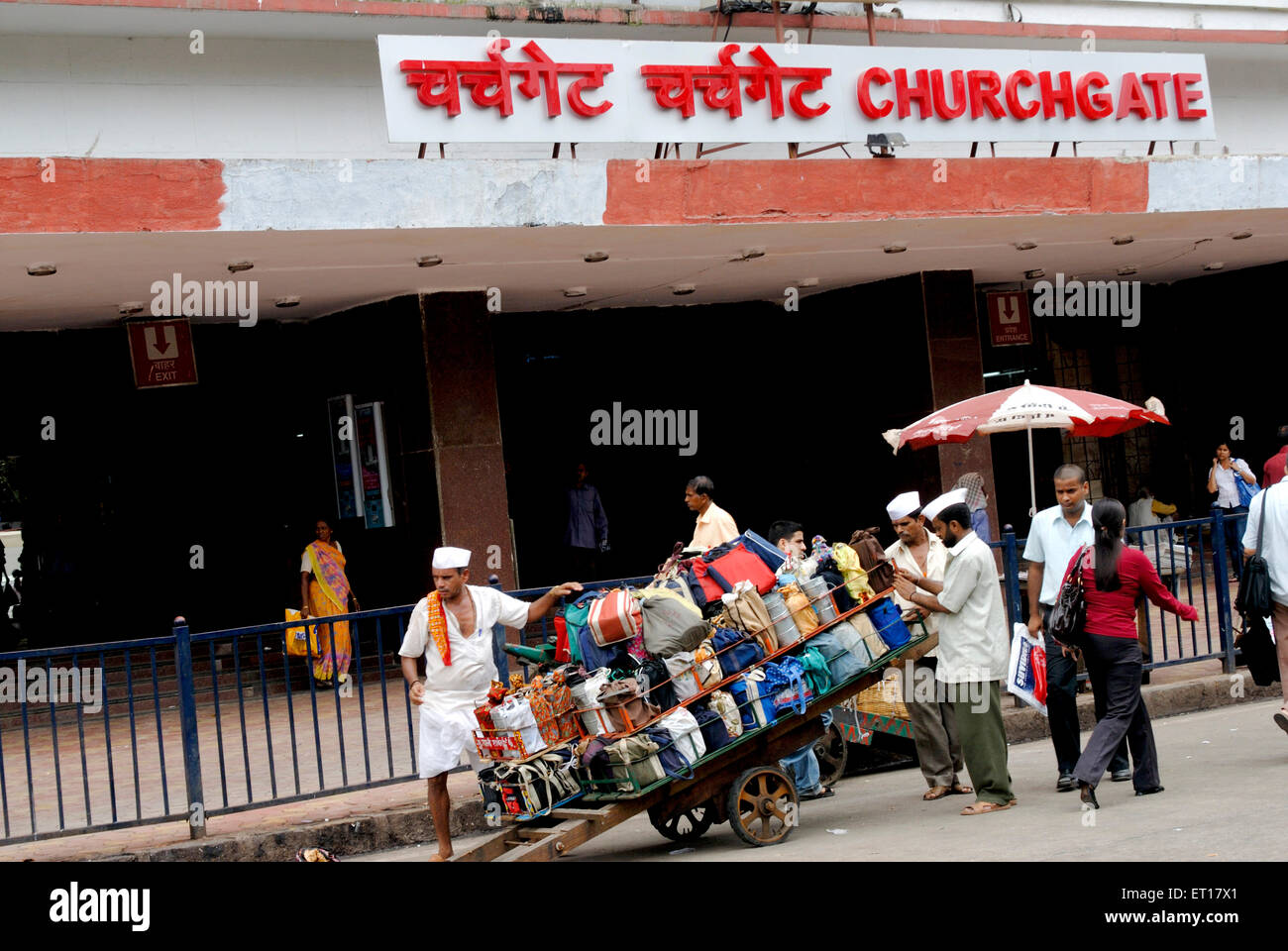 Tiffinwala oder Dabbawala tragen Lunchboxen in Kiste auf Handwagen Bombay Mumbai Maharashtra Indien Asien Stockfoto