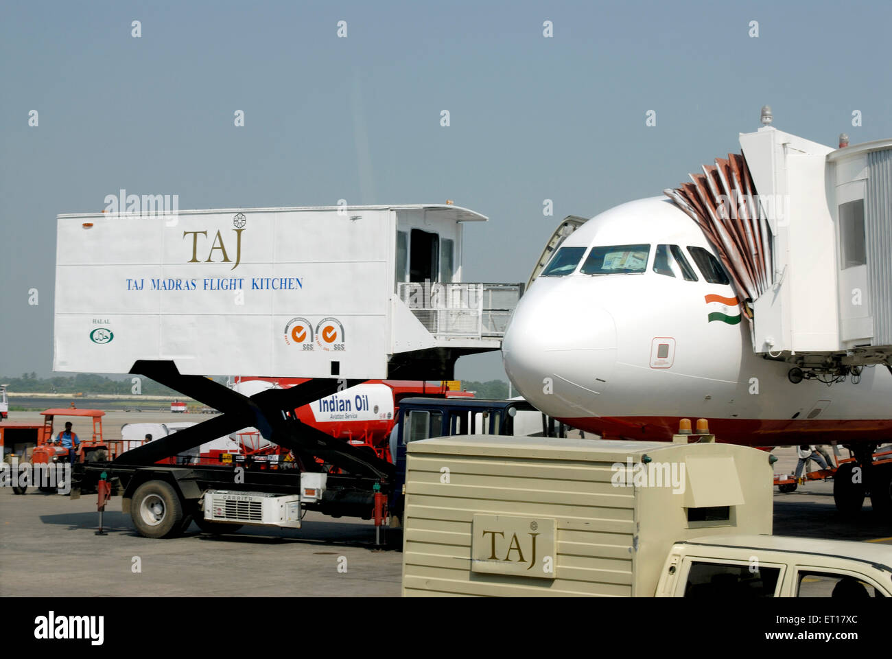 Beladen Taj Flying Kitchen, Flugzeugvestibule, Fluggastbrücke, Luftbrücke, Düsenbrücke, jetway, Sky Bridge, Indien Stockfoto