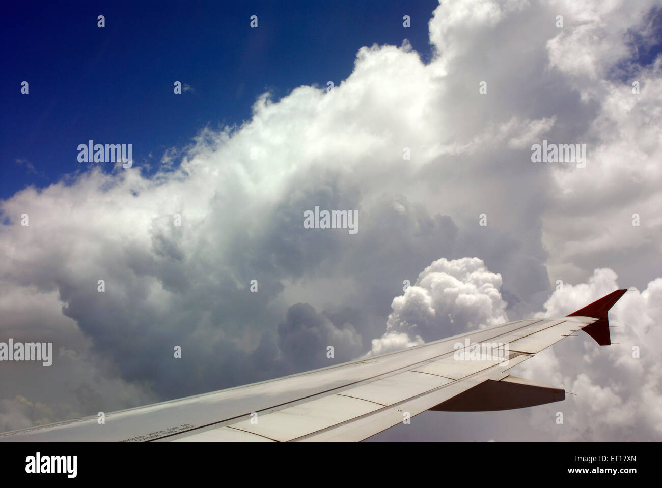 Luftaufnahme des Flugzeug Flügel im blauen Himmel Stockfoto