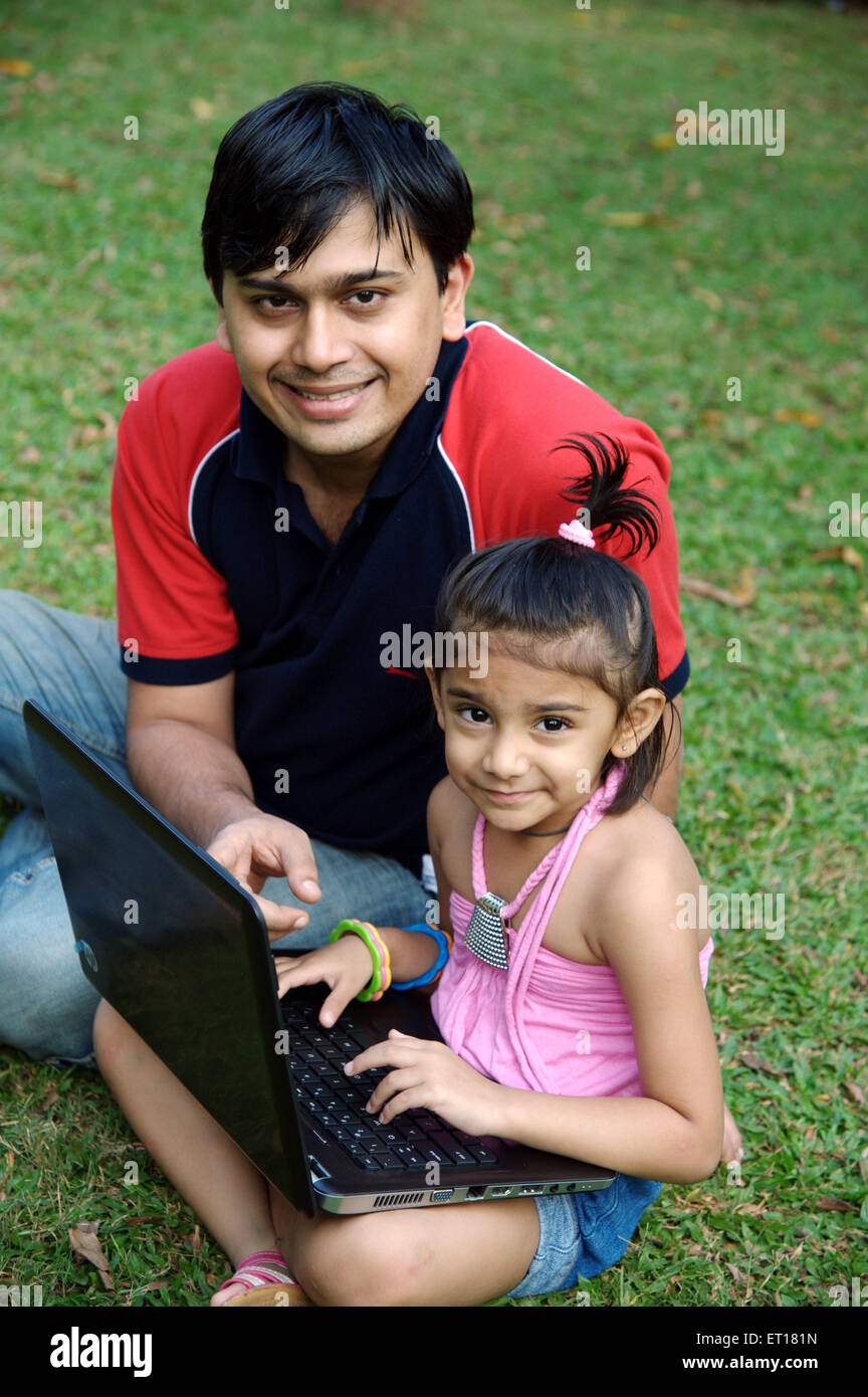 Vater Lehre Laptop nach seiner Tochter Indien Asien Herr #736J 736L Stockfoto