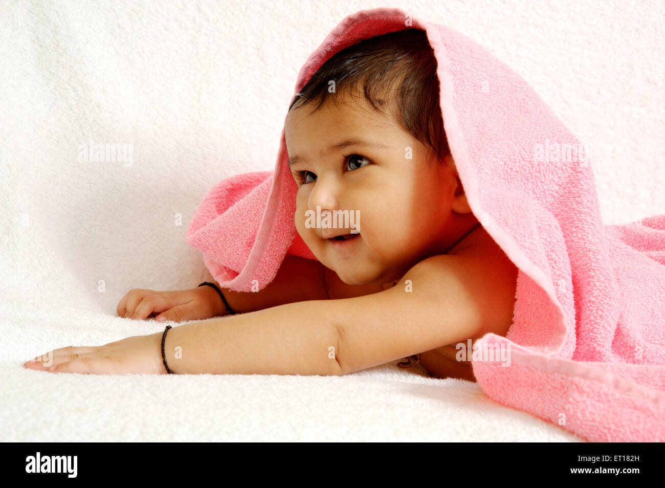 Drei Monate indischen Jungen liegen Handtuch Herr #784F Stockfoto