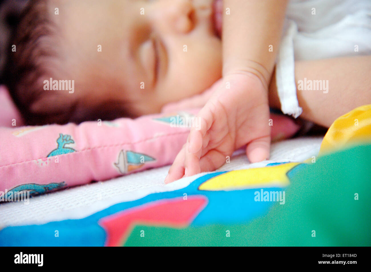 Indische Baby schlafen bedruckte Kissen zarte Finger - HERR #736 LA Stockfoto