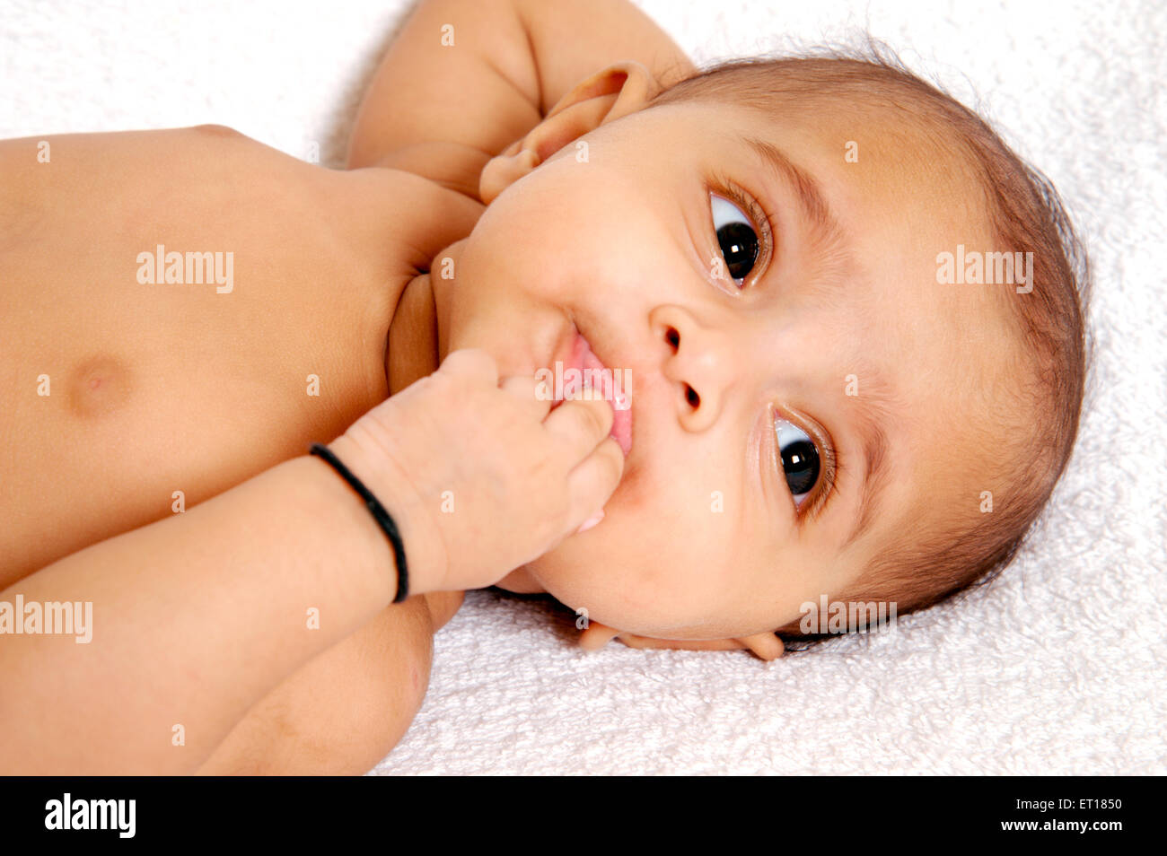 Baby saugende Finger MR#736LA Stockfoto