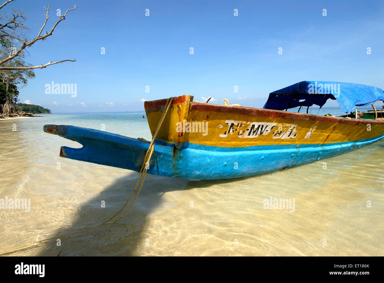 Blaues Boot am Strand von Vijaynagar; Andaman Inseln; Golf von Bengalen; Indien Oktober 2008 Stockfoto
