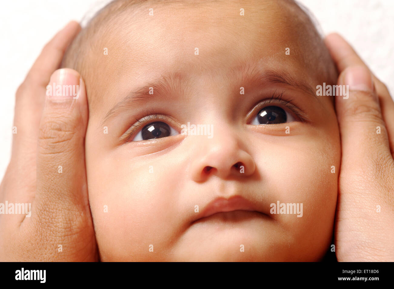 Indischen Baby Kopf geschützt durch Mütter Hand Herr Herr #736LA #736 K Stockfoto