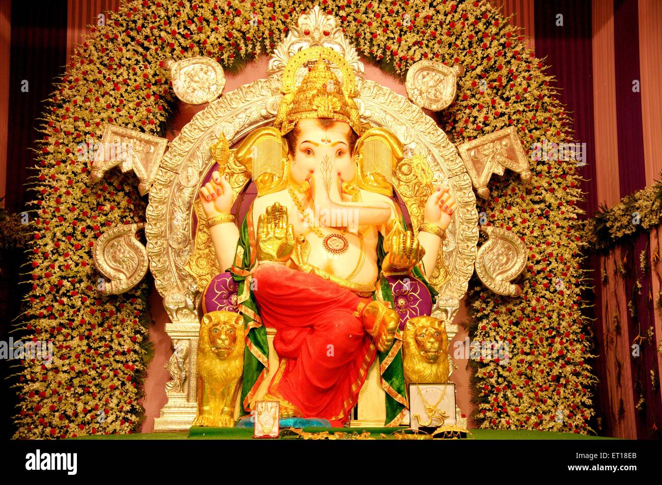 Lord Ganesh verziert mit Gold Ornament Gaur Schweinsberg Brahmane Mumbai Maharashtra Indien Asien Stockfoto