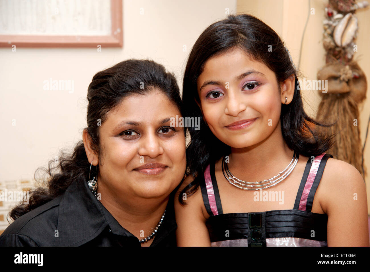 Indische Mutter und Tochter lächelnd Herr #364 Herr #682W Stockfoto