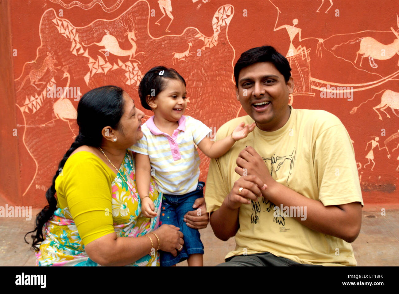 Indische Familie glücklich genießen Mann Frau Kind Vater Mutter Tochter Indien HERR#364 Stockfoto