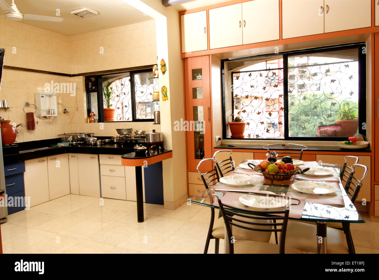 Küche mit Esstisch und Stühlen MR#364 Stockfoto