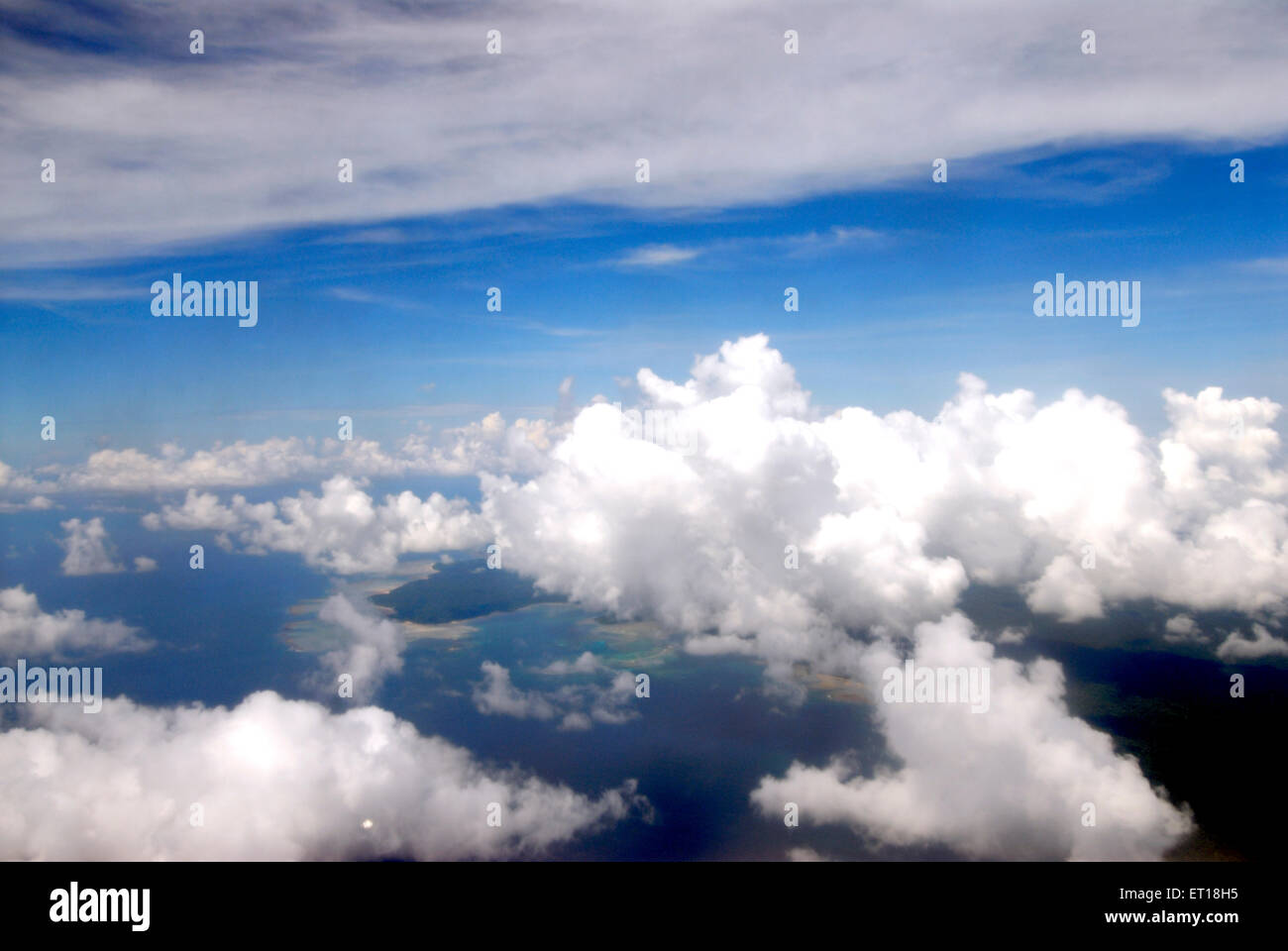 Blauer Himmel weiße Wolken aus der Luft von Top-Flugzeugen Stockfoto
