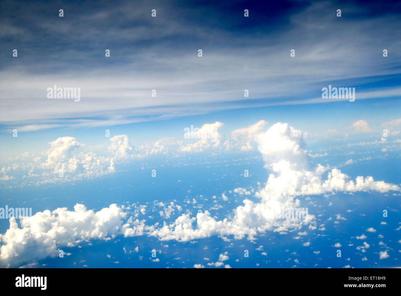Blauer Himmel weiße Wolken aus der Luft von Top-Flugzeugen Stockfoto
