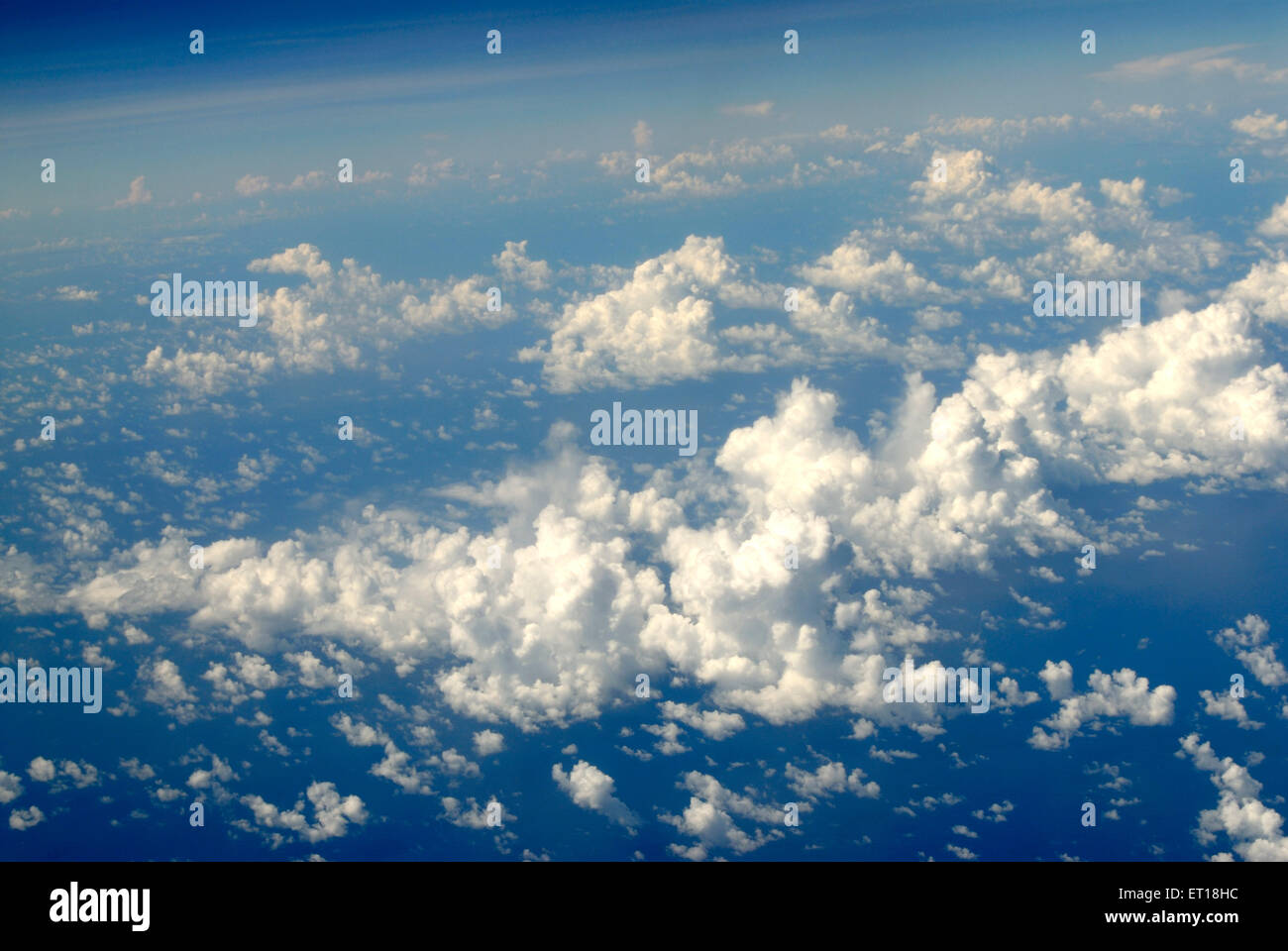 Blauer Himmel weiße Wolken aus der Luft von Top-Flugzeugen Stockfoto