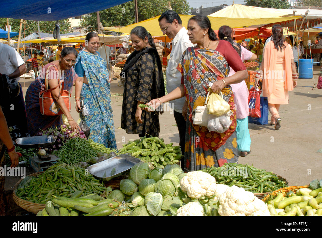 Indische Frauen kaufen Gemüse, devlali, nasik, Maharashtra, Indien - Herr Nr. 364-Rmm 163416 Stockfoto