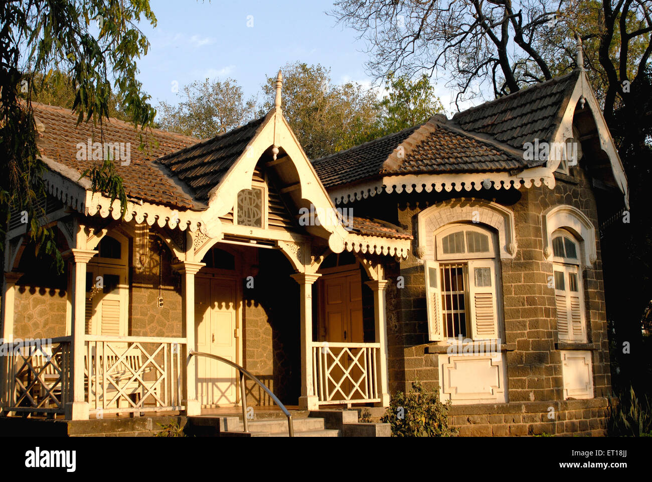 Altes Holzhaus, Deolali, Devlali, Maharashtra, Indien Stockfoto