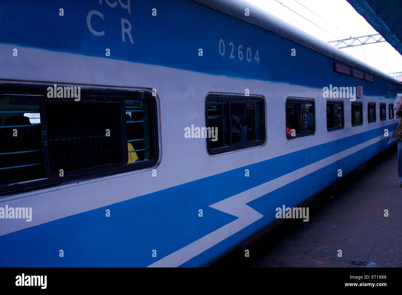 Trainieren Sie auf dem Bahnsteig bei Nasik Maharashtra India Asia Stockfoto