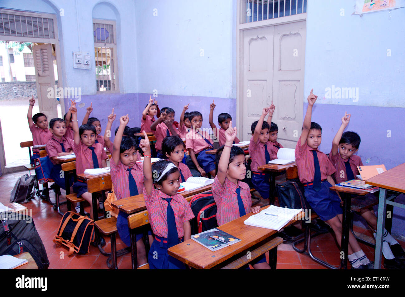 Indische Studenten lernen in der Schule Deolali Nasik Maharashtra Indien Asien Stockfoto