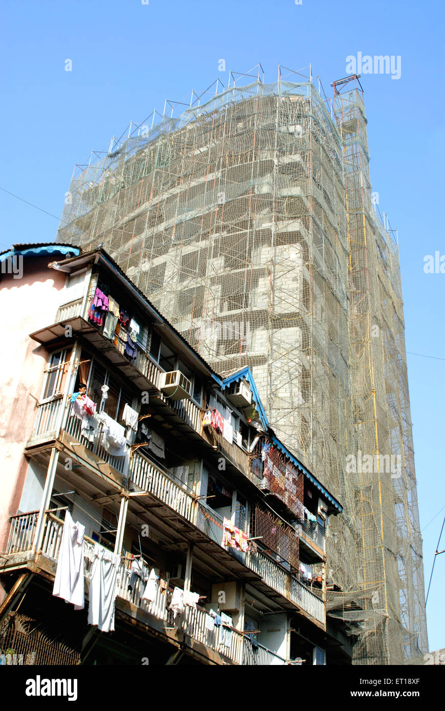 Altes Haus im Vordergrund und Multi-storied Gebäude; Bombay Mumbai; Maharashtra; Indien November 2008 keine PR Stockfoto