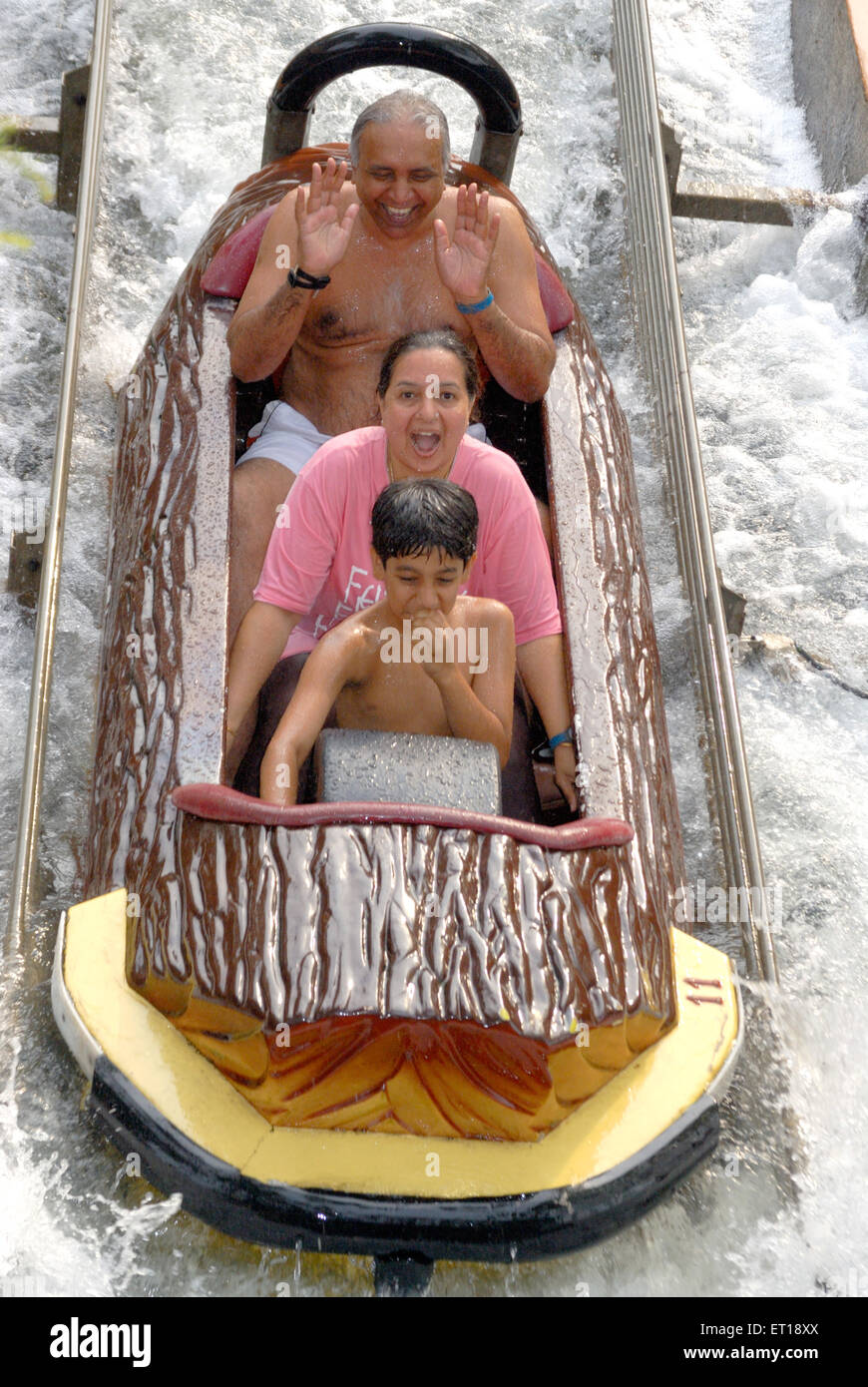 Familie genießen Wildwasserbahn im Sunway Lagoon; Malaysia Herr #364 Stockfoto