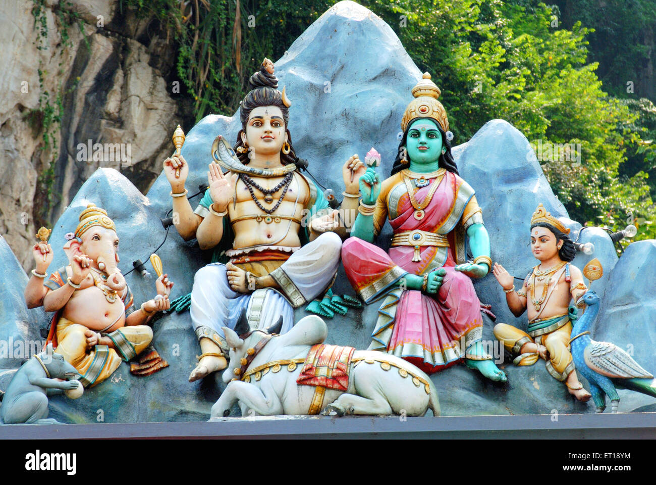 Shiva Parvati mit Ganesh und Kartikeya Statuen Malaysia Stockfoto