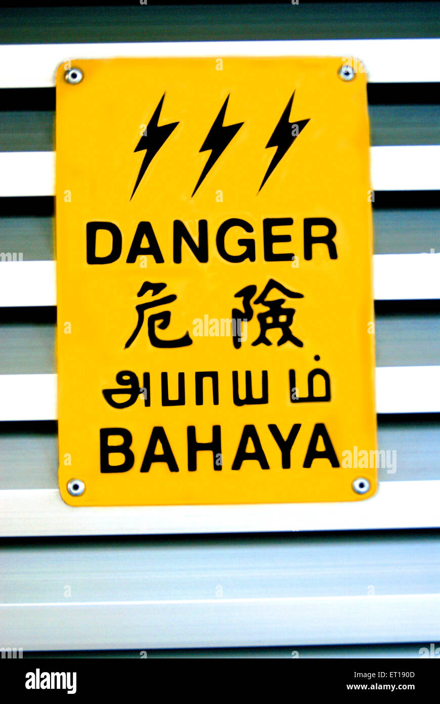 Schild zeigt Gefahr Hochspannung; Singapur Stockfoto