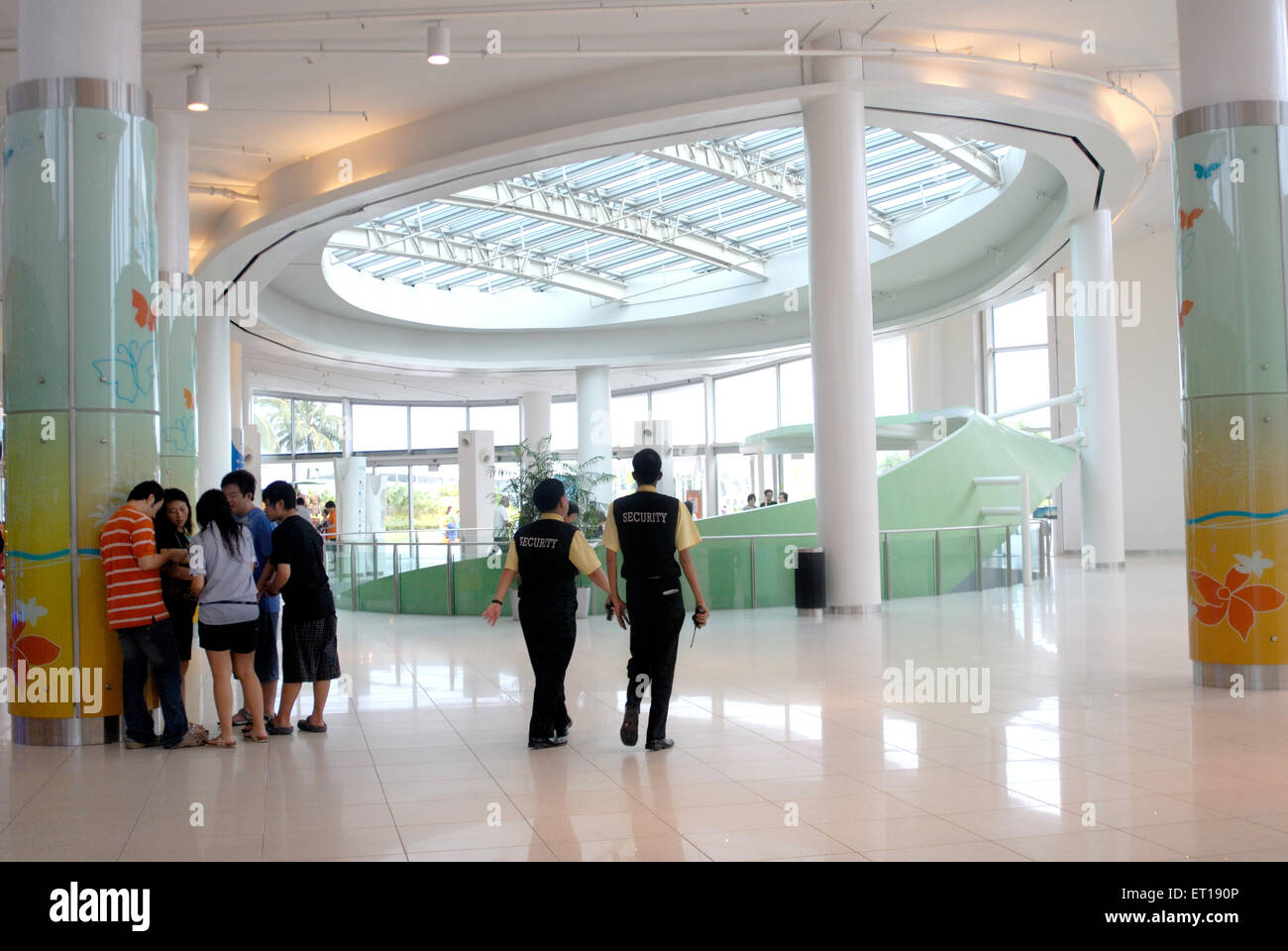 Menschen zu Fuß auf Sentosa Station; Singapur Stockfoto