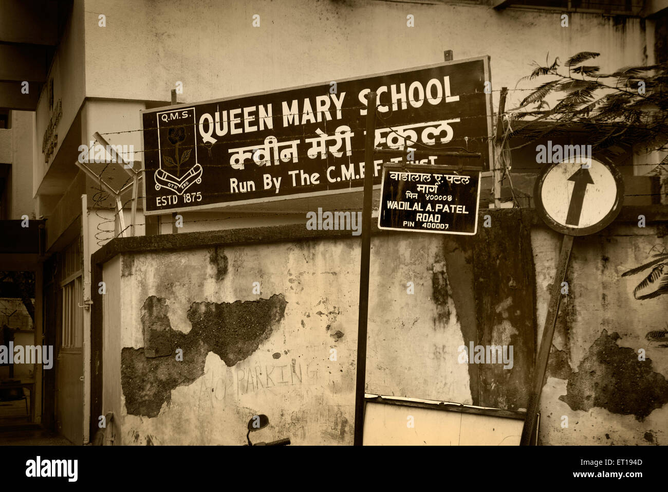 Queen Mary School Schild; Wadilal A. Patel Road; Bombay; Mumbai; Maharashtra; Indien Stockfoto