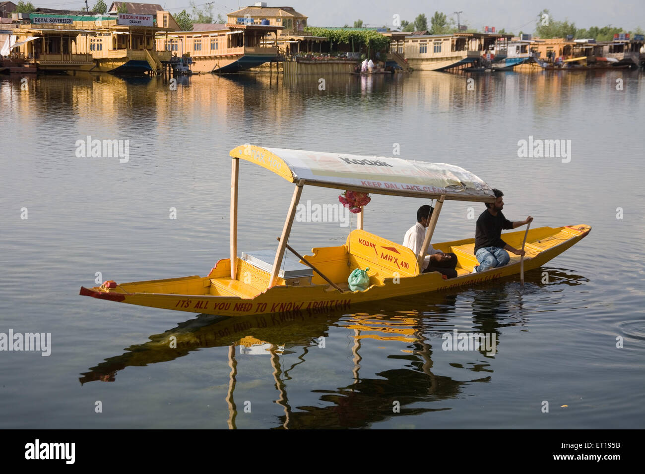 Shikara Boote in dal-See; Srinagar; Jammu und Kaschmir; Indien Stockfoto