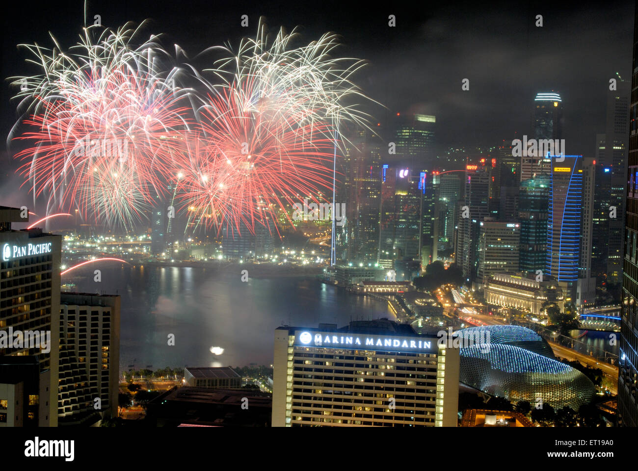 Luftaufnahme des Nachtleben in der Nähe von Suntec City; Singapur Stockfoto