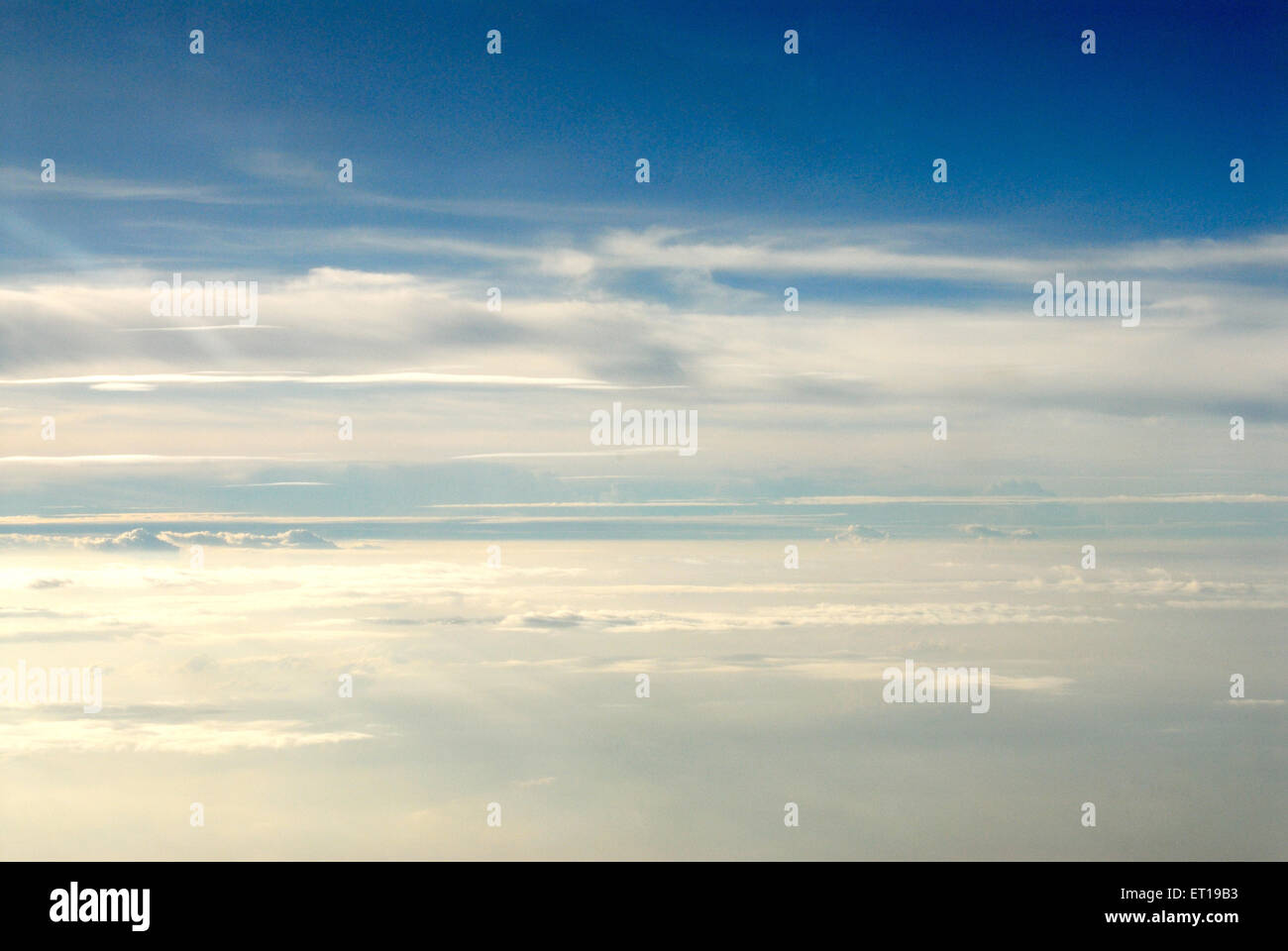 Blauer Himmel weiße Wolkenwolken aus der oberen Antenne Stockfoto