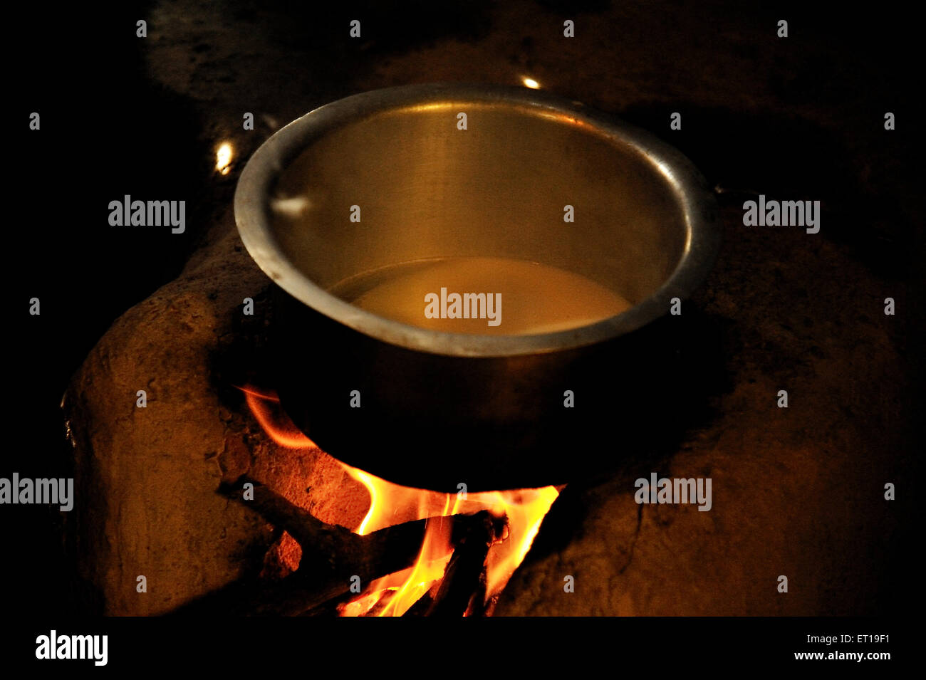 Kochen über dem offenen Feuer Indien Stockfoto