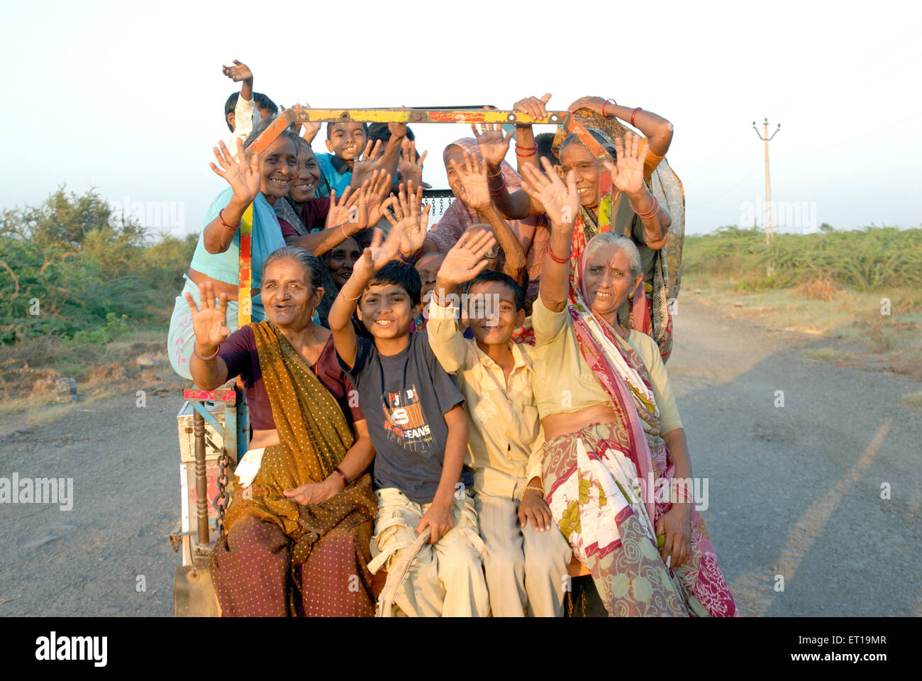 Indische Frauen und Kinder Reisen mit der Rikscha winkende Hände Amreli Gujarat Indien Herr Nr. 364 Stockfoto