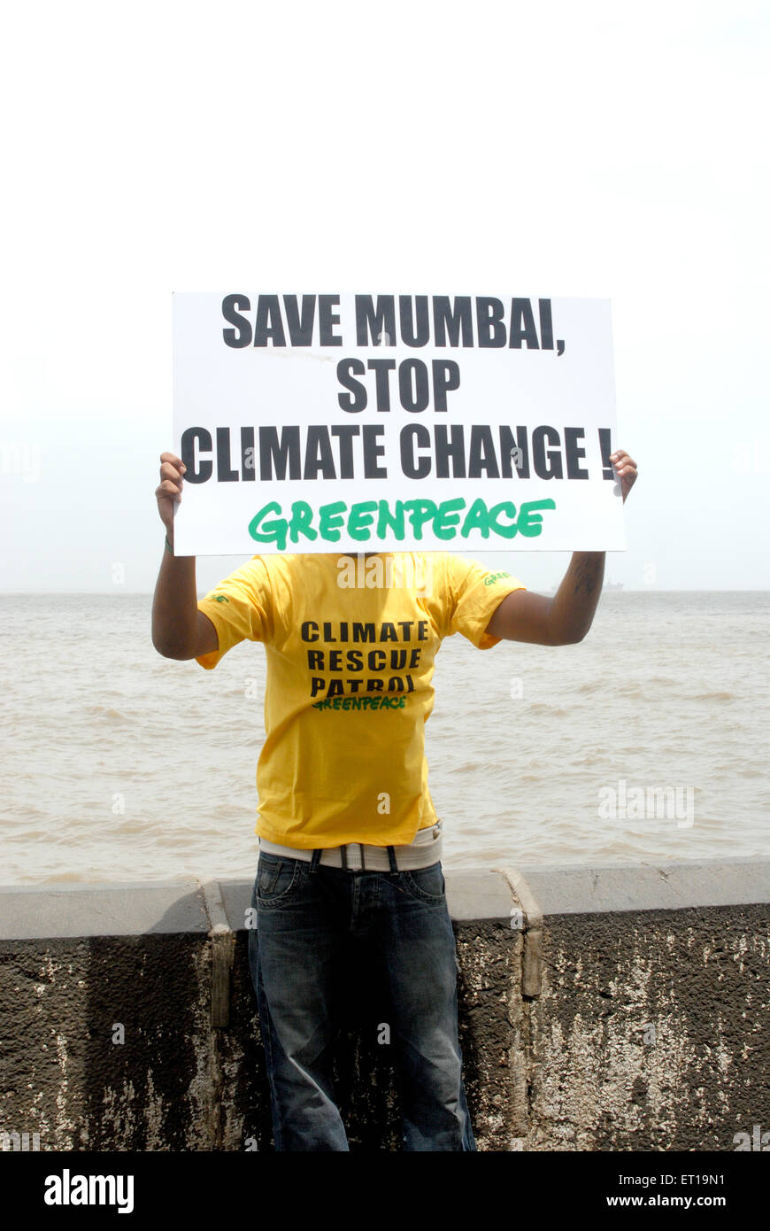 Mann, stehend mit Banner-anzeigen speichern Mumbai Stop Klima Änderung grünen Frieden; Bombay Mumbai; Maharashtra Stockfoto