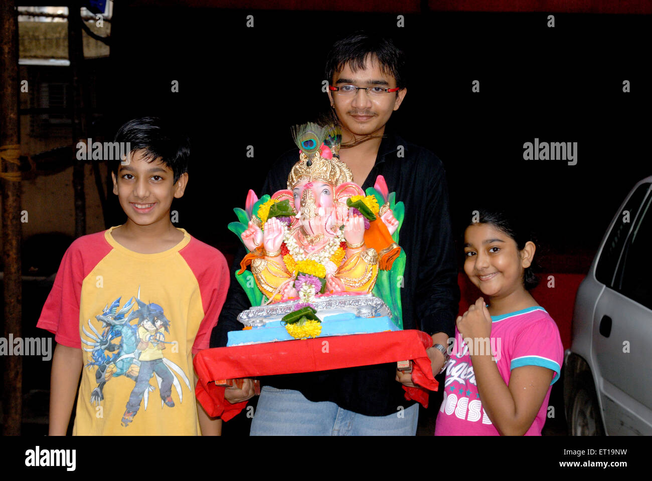 Idol von Lord Ganesh Ganpati Tragegriff für Immersion auf Ganesh Festival Bombay Mumbai Maharashtra Indien Herr Nr. 152 & 364 Stockfoto