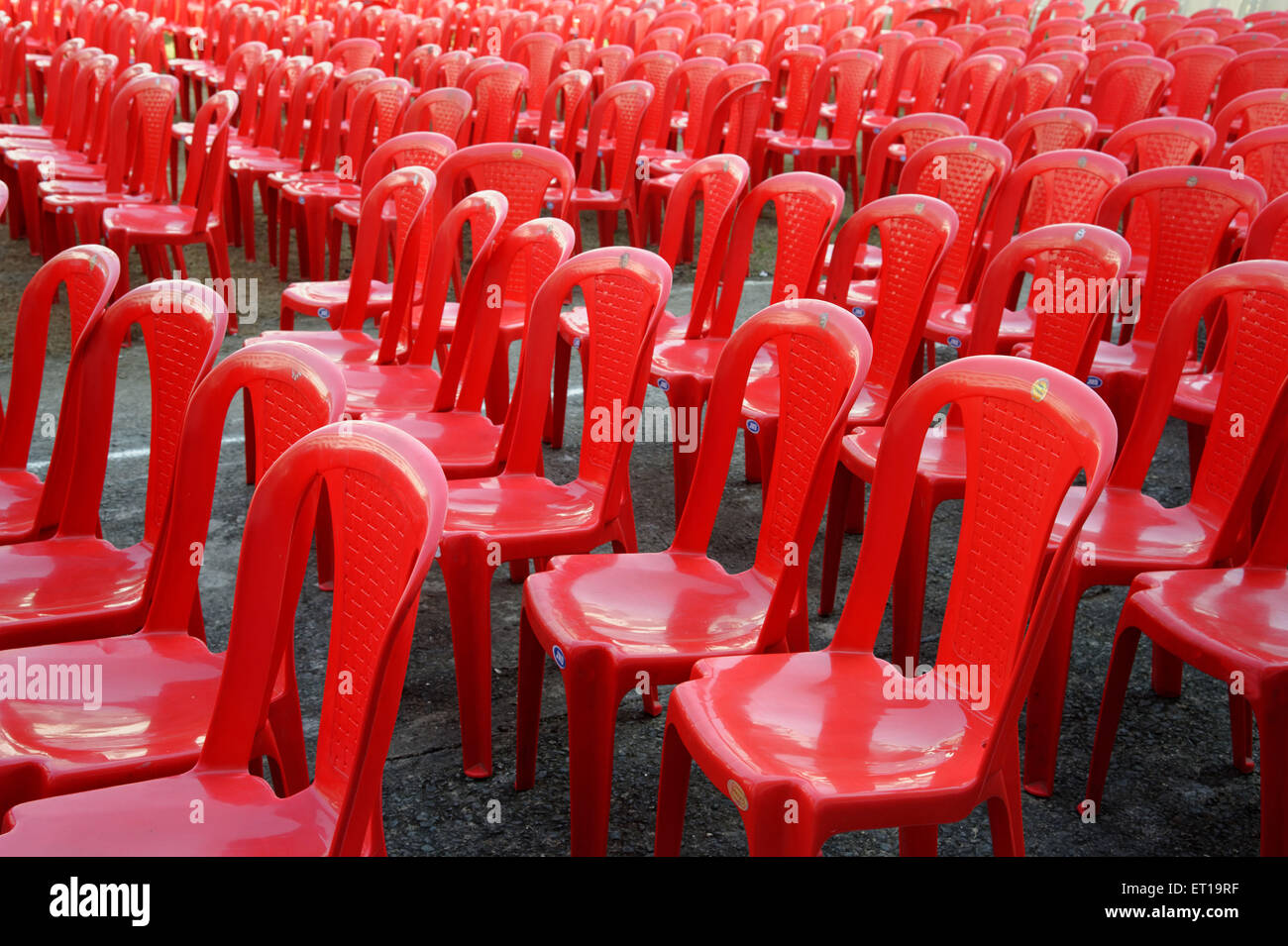Rote Farbe Stühle Mumbai Maharashtra Indien Asien Stockfoto