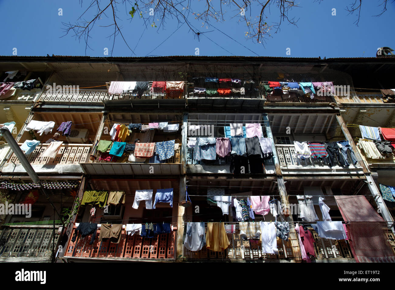 Tücher zum Trocknen Chawl Anlagenbau Mumbai Maharashtra Asien Indien gehalten Stockfoto
