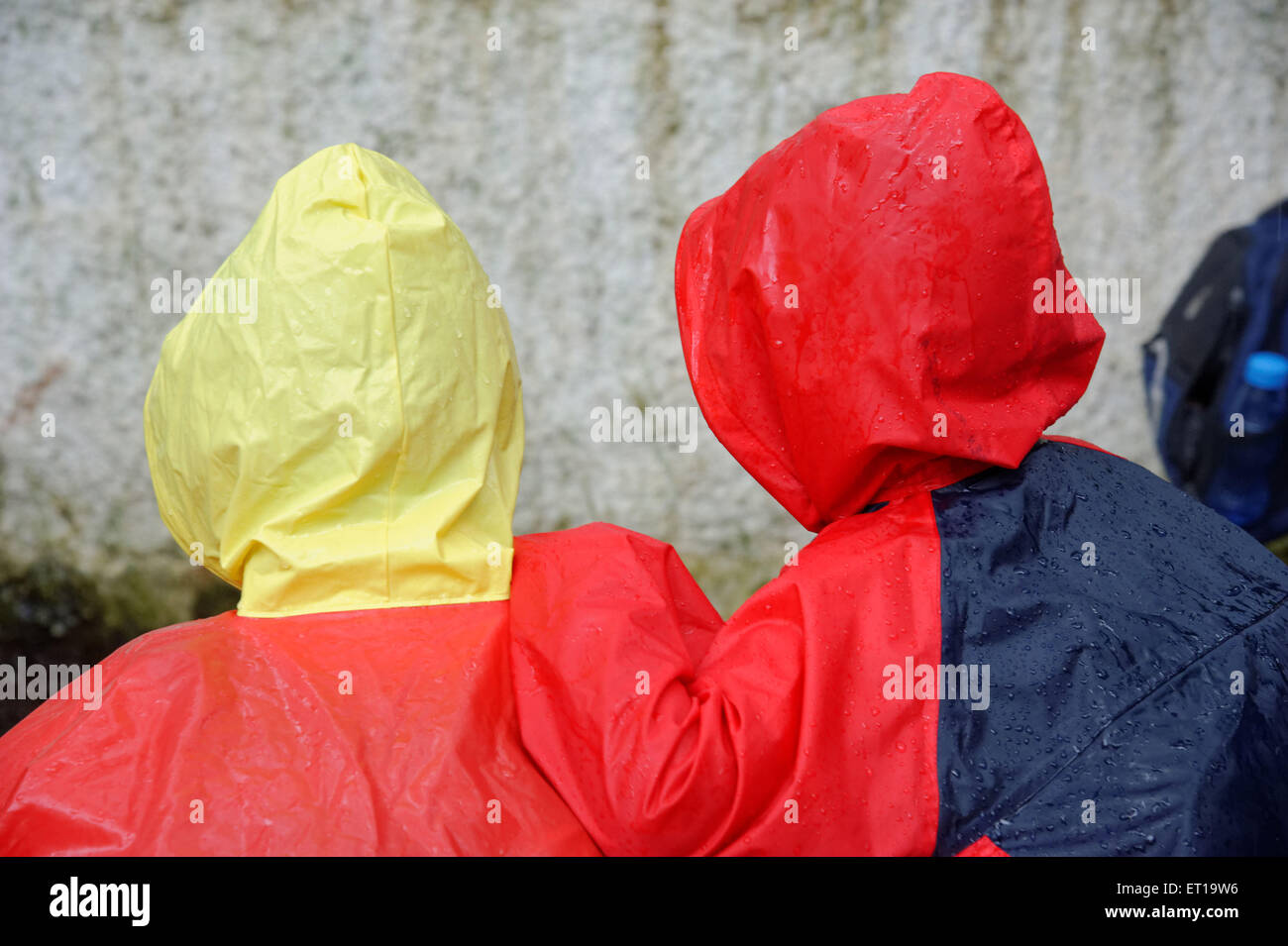 Schülerinnen und Schüler tragen Regenmantel Mumbai Indien Asien Stockfoto