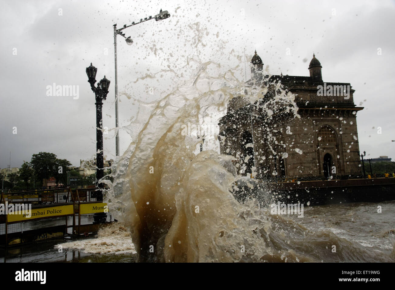 High Tide kräftigen Absturz Wellen während der Monsun-4,8 Meter am Gateway of India Asia Stockfoto
