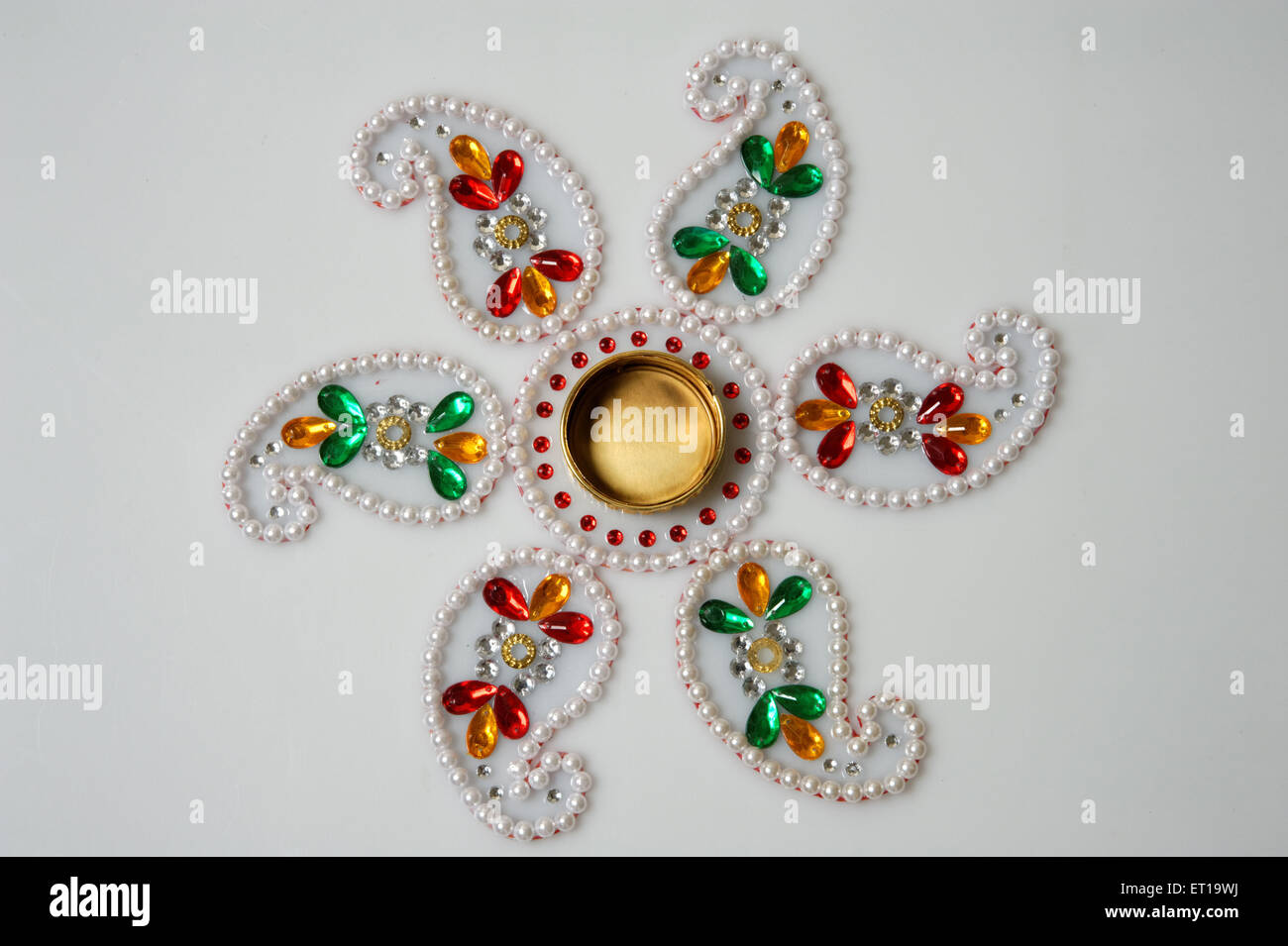 Mango Form Rangoli gemacht von Perlen auf weißem Hintergrund Stockfoto