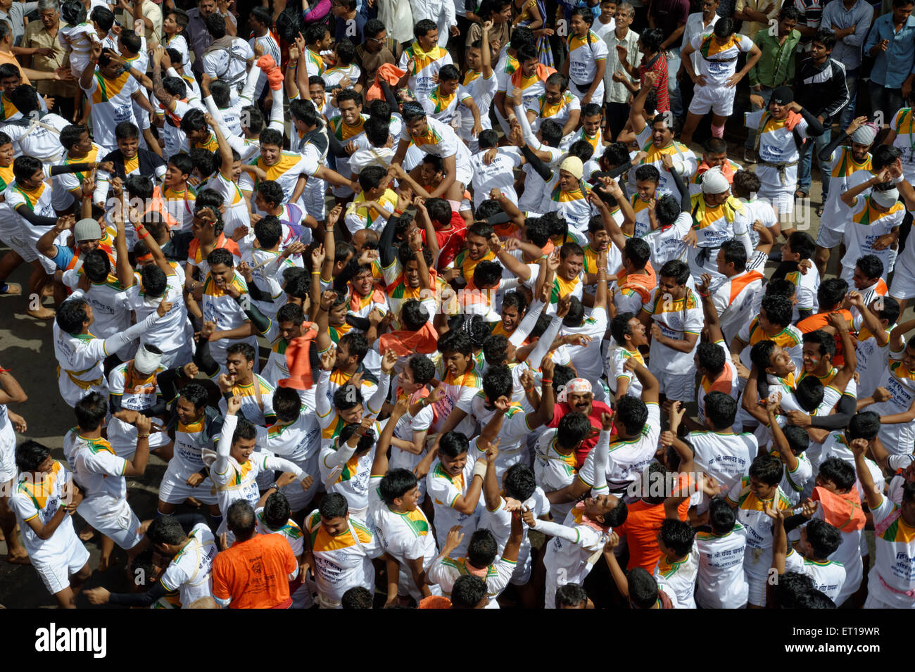 Govinda menschliche Pyramide versuchen zu brechen Dahi Handi am Janmashtmi Festival in Dadar Mumbai Stockfoto