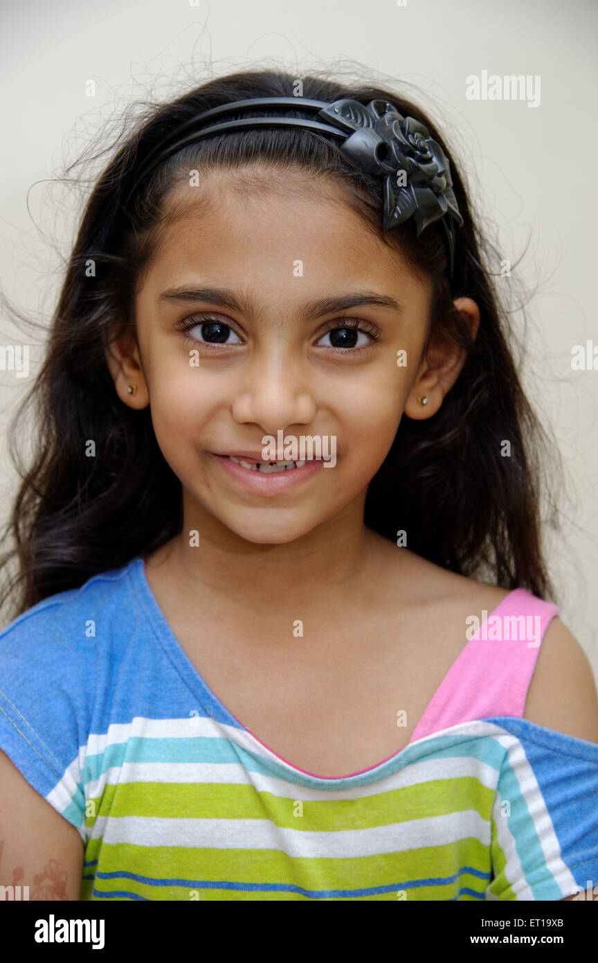 Sechs Jahre altes Indianermädchen porträtiert ein offenes Haarband und schaut auf Kamera MR#736L Stockfoto
